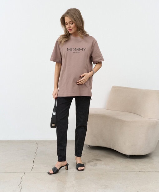 Кофейная футболка для мам Mommy est 2025 — изображение 3