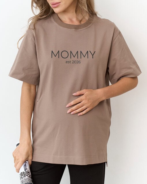 Кофейная футболка для мам Mommy est 2026 — изображение 8