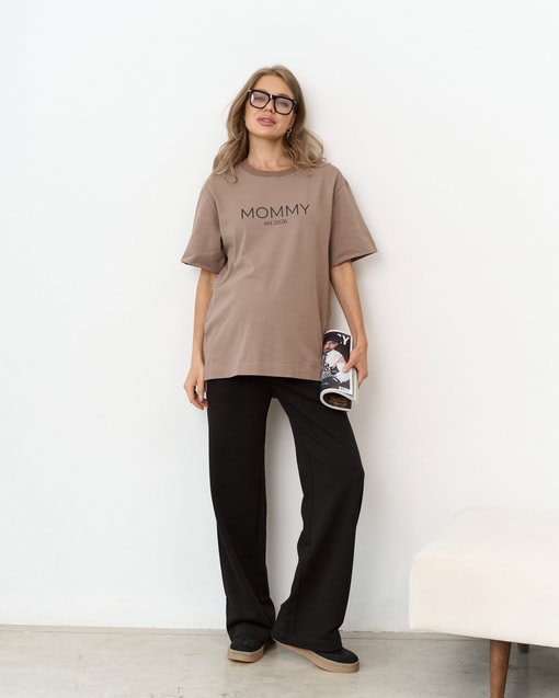 Кофейная футболка для мам Mommy est 2026 — изображение 10