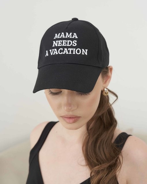 Черная бейсболка Mama needs a vacation