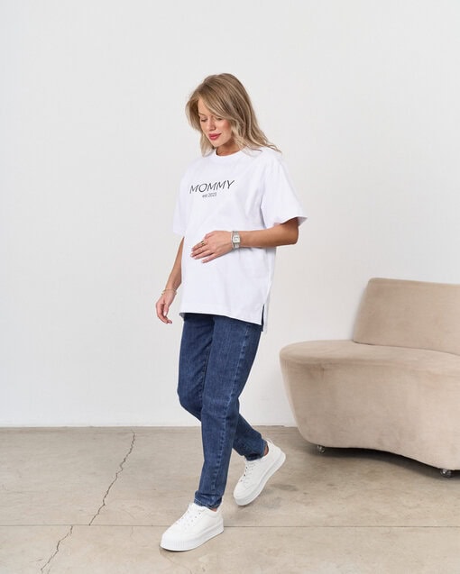 Белая футболка для мам Mommy est 2023 — изображение 5