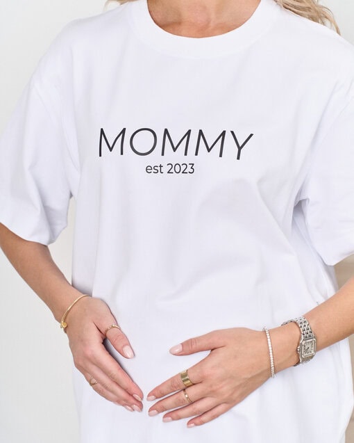 Белая футболка для мам Mommy est 2023 — изображение 3