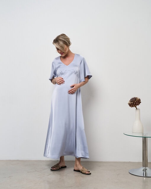 Серебряное атласное платье для будущих мам Malena — изображение 6