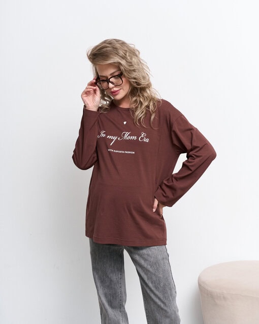 Шоколадный оверсайз лонгслив In my Mom Era — изображение 5