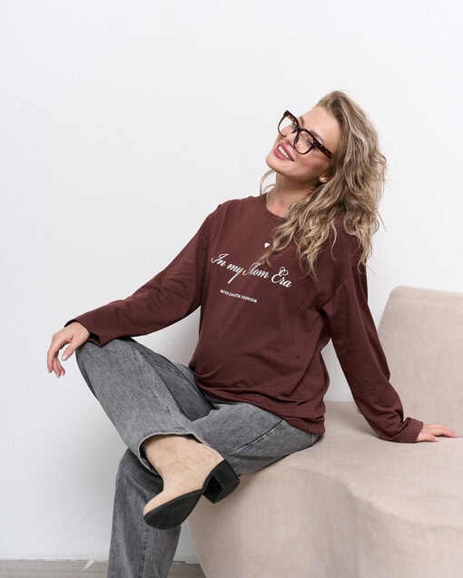 Шоколадный оверсайз лонгслив In my Mom Era — изображение 6