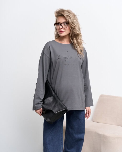 Графитовый оверсайз лонгслив In my Mom Era — изображение 7