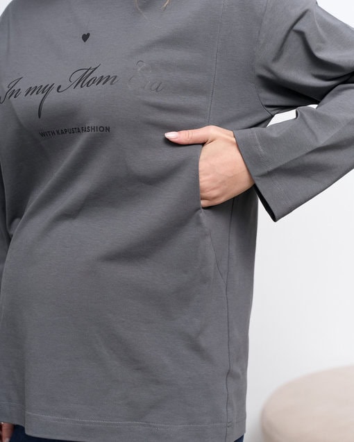 Графитовый оверсайз лонгслив In my Mom Era — изображение 2