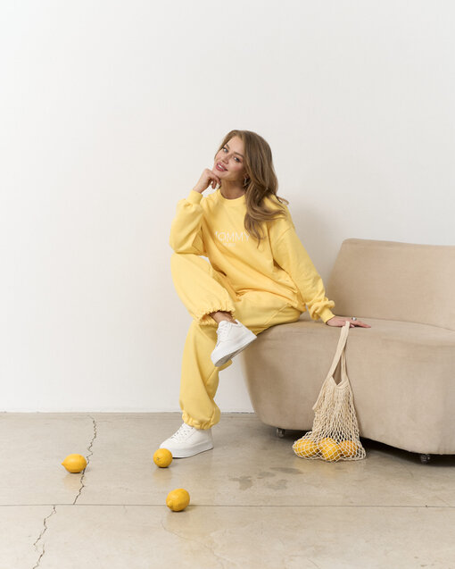 Желтый свитшот для мам Mommy est 2025 — изображение 3