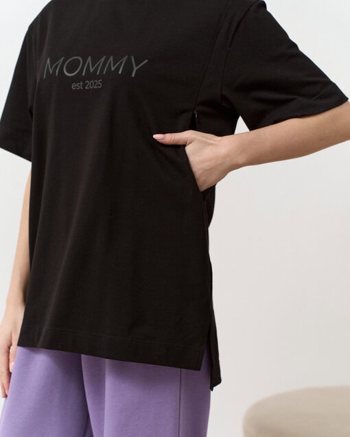 Черная футболка для мам Mommy est 2025 — изображение 2