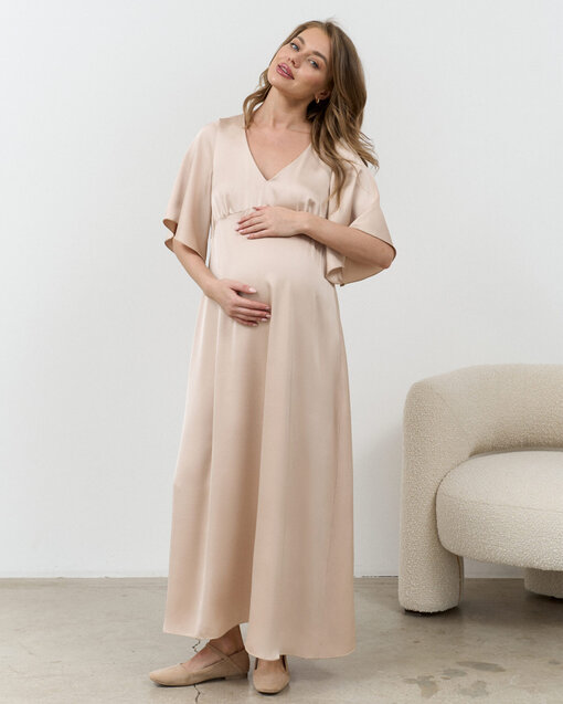 Бежевое атласное платье для будущих мам Malena