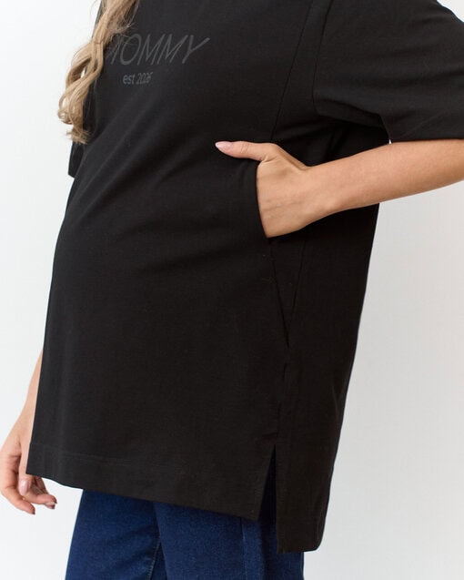 Черная футболка для мам Mommy est 2026 — изображение 2