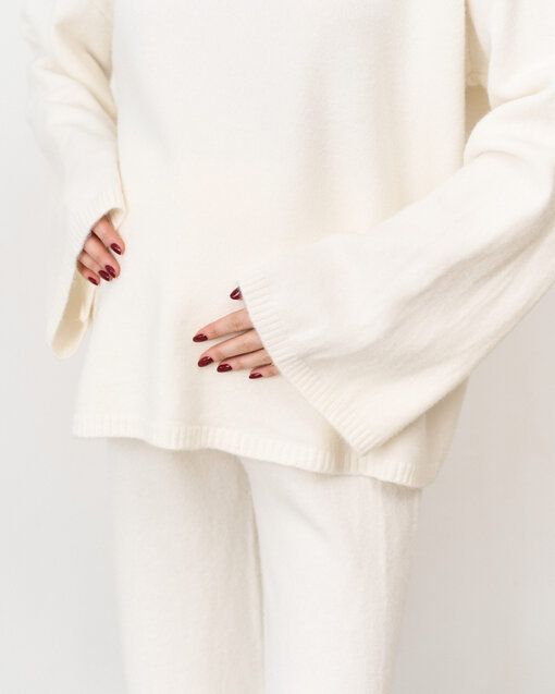 Молочный вязаный костюм с брюками и джемпером Cozy — изображение 4