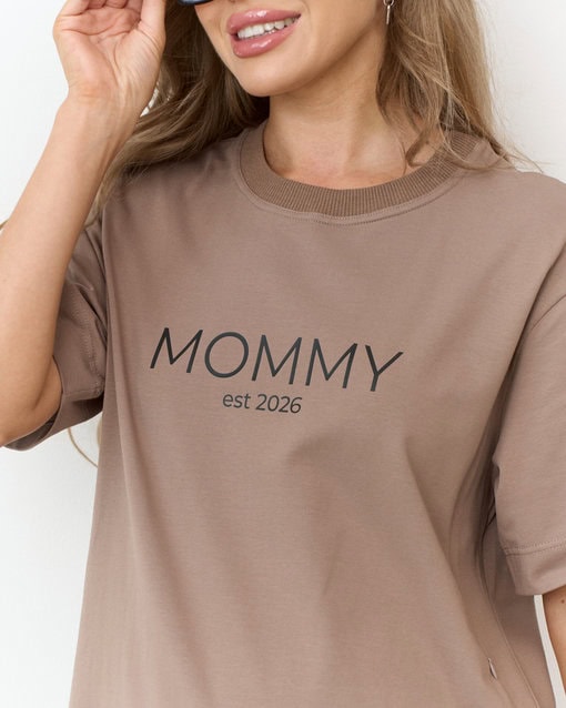 Кофейная футболка для мам Mommy est 2026 — изображение 9