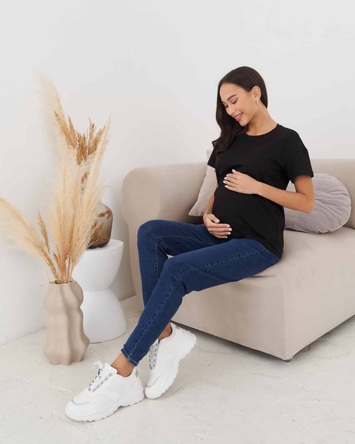 Черная футболка для будущих и кормящих мам Goldie — изображение 4