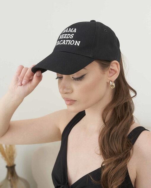 Черная бейсболка Mama needs a vacation — изображение 2