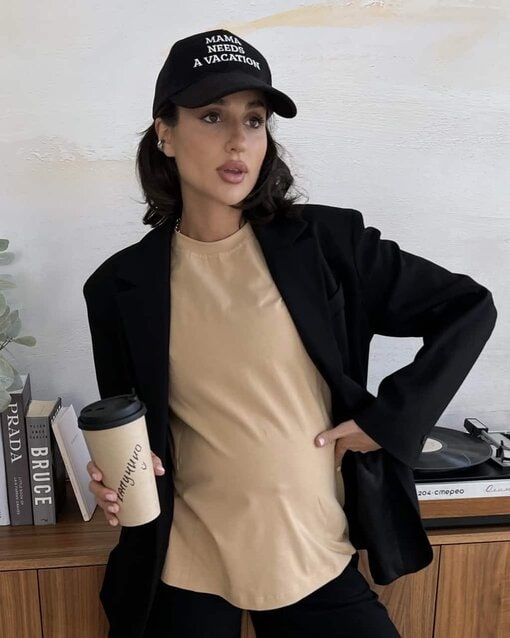 Черная бейсболка Mama needs a vacation — изображение 7