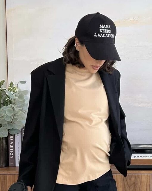 Черная бейсболка Mama needs a vacation — изображение 8