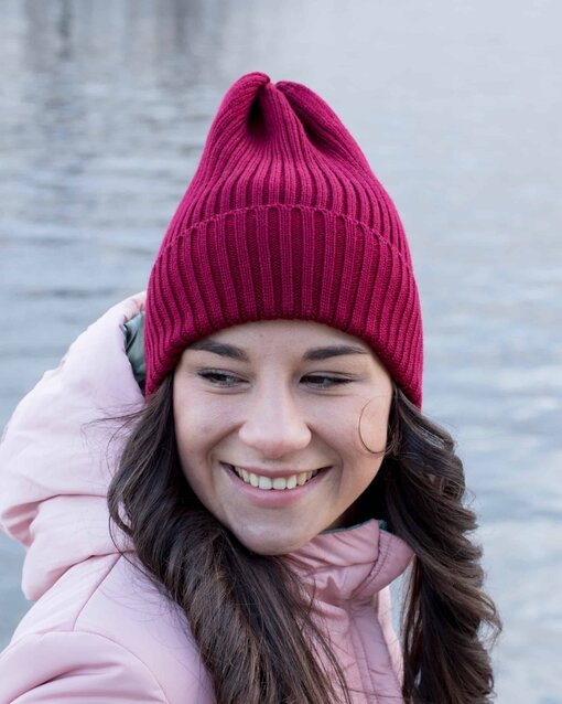 Бордовая вязаная шапка Byton