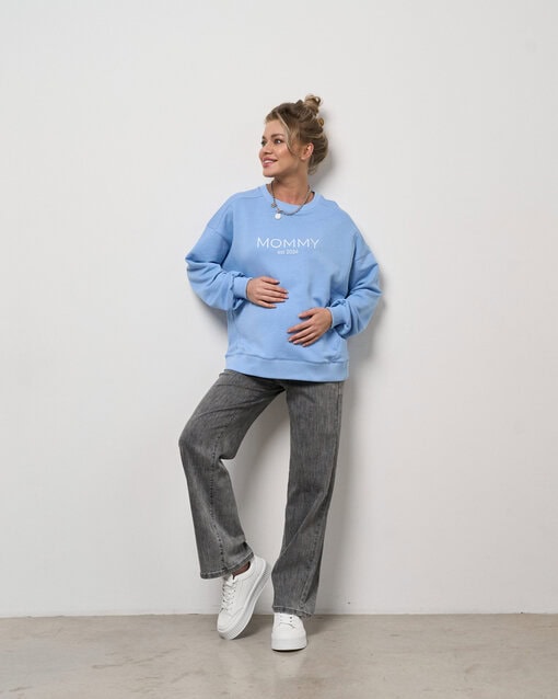Голубой свитшот для мам Mommy est 2024 — изображение 3