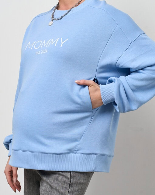 Голубой свитшот для мам Mommy est 2024 — изображение 2