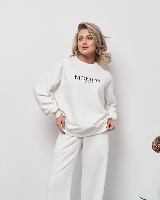 Молочный свитшот для мам Mommy est 2023 — изображение 3