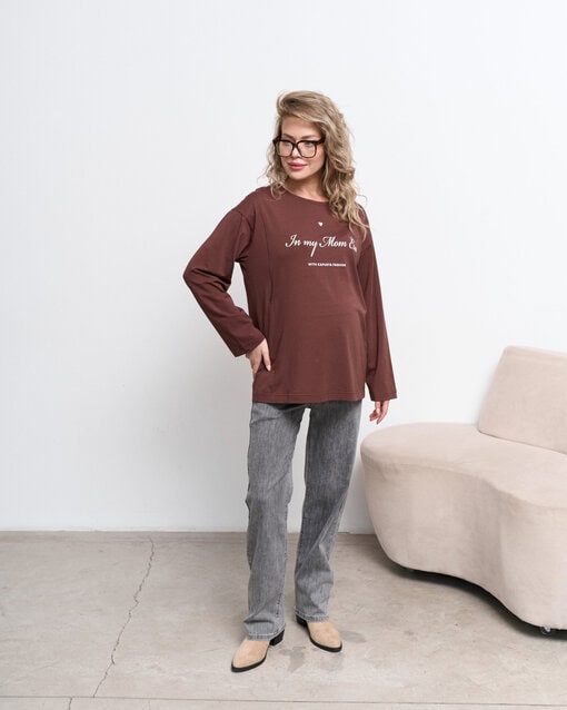 Шоколадный оверсайз лонгслив In my Mom Era — изображение 7