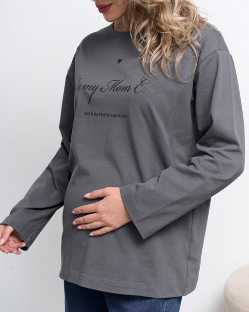 Графитовый оверсайз лонгслив In my Mom Era — изображение 5