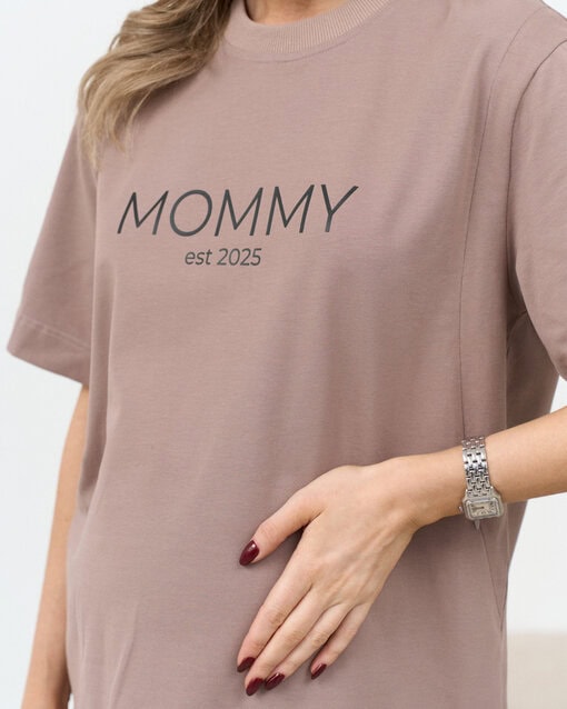 Кофейная футболка для мам Mommy est 2025 — изображение 9