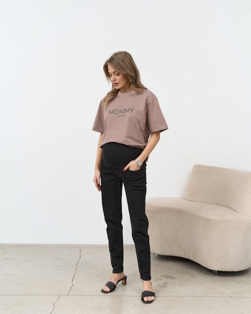 Кофейная футболка для мам Mommy est 2025 — изображение 10