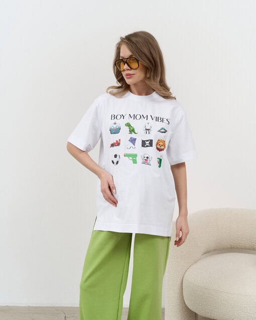 Белая футболка для будущих и кормящих мам Boy Mom Vibes — изображение 8