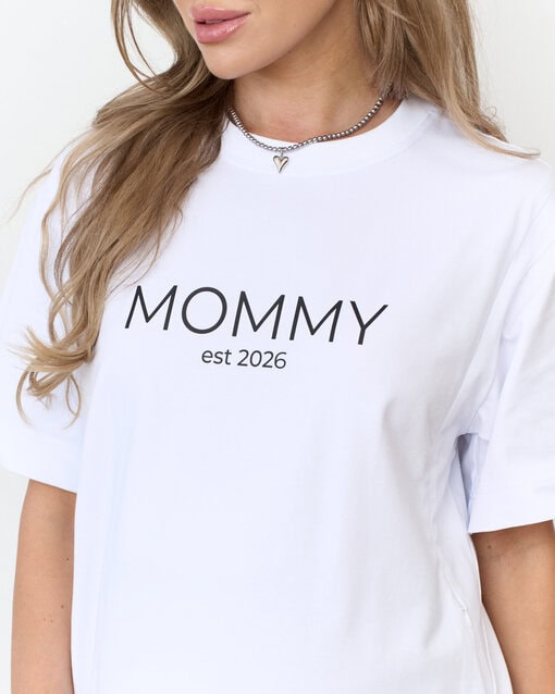 Белая футболка для мам Mommy est 2026 — изображение 4