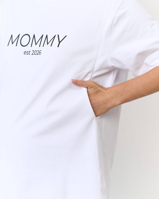 Белая футболка для мам Mommy est 2026 — изображение 2