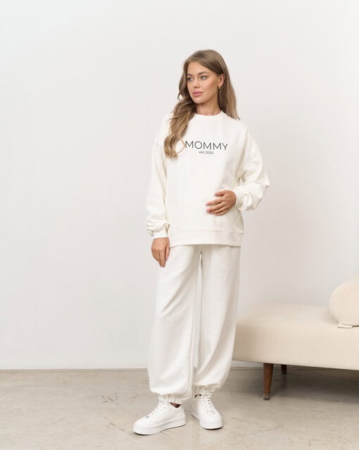 Молочный свитшот для будущих и кормящих мам MOMMY est 2026 — изображение 4