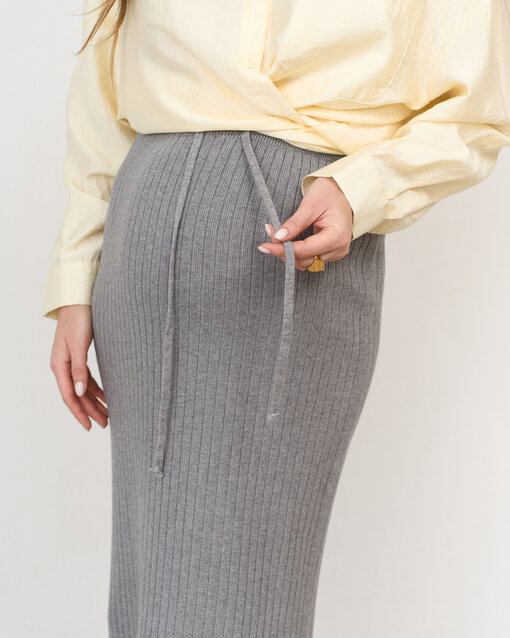 Серая трикотажная юбка в рубчик Peony — изображение 2