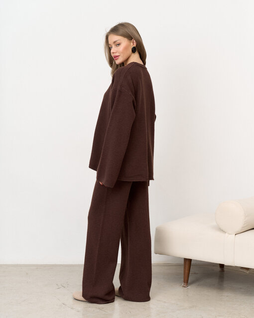 Шоколаный вязаный костюм с брюками и джемпером Cozy — изображение 16
