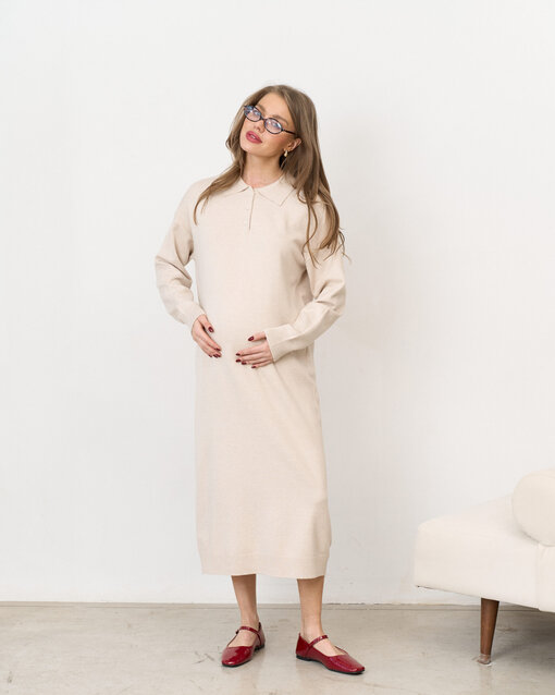 Молочное вязаное платье-поло для беременных Nova — изображение 9