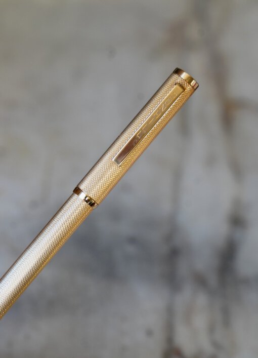 Stylo Plume Dunhill en Or Massif 18 Carats – Finition Grain d'Orge – Plume Or Massif 18 Carats