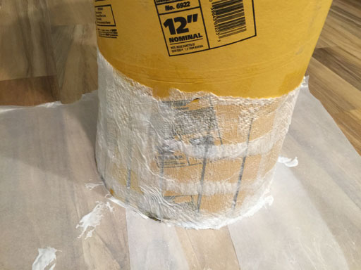 Je commence à couvrir les franges avec du papier mâché