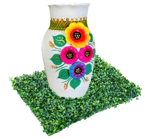 Jarrón de barro pintado de blanco con flores de colores