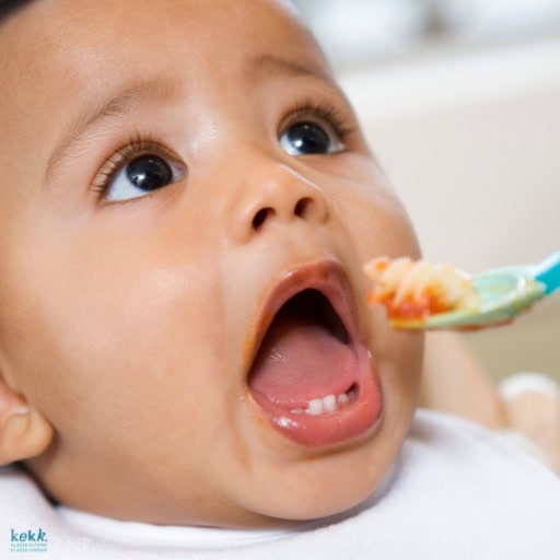 Beikostberatung und Beikostkurs Mainz. Baby wird gefüttert. Beikostberatung und Beikostkurs Mainz. Baby wird gefüttert.