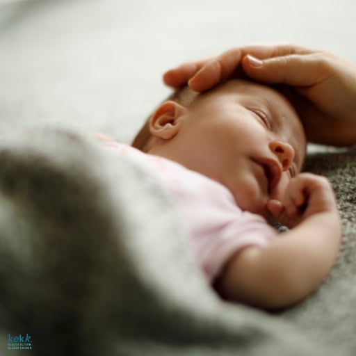 Schlafberatung und Schlafkurs Mainz. Baby schläft. Schützende Hand. Schlafberatung und Schlafkurs Mainz. Baby schläft. Schützende Hand.