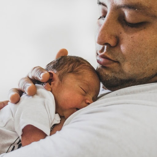 Schlafberatung und Schlafkurs Mainz. Vater mit schlafendem Baby auf dem Arm. Schlafberatung und Schlafkurs Mainz. Vater mit schlafendem Baby auf dem Arm.