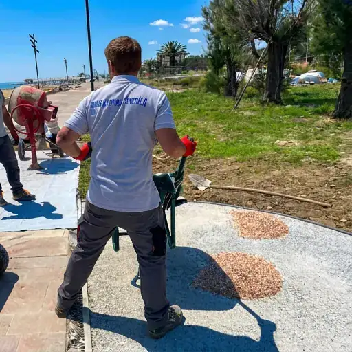 Fase di posa di Prima Drain Stone® sui percorsi pedonali  in un progetto complessivo di restyling del lungomare,