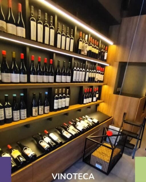 Instalación y equipamiento completo de Vinoteca
Mobiliario, iluminación, marquesina
Un gran proyecto de gran impacto visual