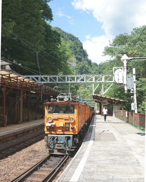 🚃 黒部峡谷トロッコ列車｜2023年8月、途中下車で黒薙・鐘釣・欅平へ  2023年8月、私たちは2度目の黒部渓谷鉄道へ。  宇奈月駅からトロッコ客車に乗って前回は行けなかった欅平まで。  今回は途中下車をしながら、♨️ 黒薙温泉♨️ 鐘釣の河原露天風呂そして終点の欅平へ。  黒薙では山道を歩いて黒薙温泉大露天風呂へ。  鐘釣では階段を下りて河原温泉へ。  そして欅平では奥鐘橋や人喰岩・名剣橋を歩き、名剣温泉で一泊。  列車に乗って景色を見るだけではなく、途中で降りて歩くと、黒部峡谷の楽しみ方がぐっと広がります。  2026年10月1日には、宇奈月～欅平の全線運行再開が予定されています。  その再開を前に、2023年の黒部峡谷の旅を振り返っています。  詳しい道のりや、実際に歩いてみて分かったことはブログにまとめました。https://tabi-tobira.com/kurobe-trolley/（またはプロフィールのリンクで。）  #黒部峡谷#黒部峡谷鉄道#トロッコ列車#黒薙温泉#鐘釣#欅平#黒部峡谷トロッコ#富山旅行#60代夫婦#シニア旅#旅のトビラ