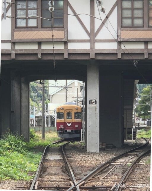 🚃 黒部峡谷トロッコ列車｜2023年8月、途中下車で黒薙・鐘釣・欅平へ  2023年8月、宇奈月駅からトロッコ列車で欅平へ。  今回は途中下車しながら、♨️ 黒薙温泉♨️ 鐘釣の河原露天風呂そして終点の欅平へ。  黒薙では山道を歩いて温泉へ。鐘釣では階段を下りて河原へ。欅平では奥鐘橋や人喰岩を歩き、その先の名剣温泉に泊まりました。  トロッコ列車に乗るだけではなく、途中で降りて歩くと、黒部峡谷の楽しみ方もまた違って見えます。  そして旅の最後に、もうひとつ思いがけない出会いが。  黒部地方鉄道側宇奈月温泉駅で見かけたのは、京阪電気鉄道の旧3000系特急車のダブルデッカー。  実は、ケチ子の父は京阪電気鉄道で働いていました。  子どもの頃、家族回数券を使ったり、父の社員証で一緒に電車に乗ったり。京阪の電車には、私にとって懐かしい思い出があります。  富山で京阪の車両が走っていることはテレビで見たことがありましたが、まさか黒部峡谷の旅の帰りに、こんなタイミングで出会えるとは。  黒部峡谷を楽しんだ一日の最後に、子どもの頃の思い出にも再会できた旅でした。  2026年10月1日には、宇奈月～欅平の全線運行再開が予定されています。  全線再開を前に、2023年の黒部峡谷の旅を振り返っています。  詳しい写真と体験記はブログ https://tabi-tobira.com/kurobe-trolley/（またはプロフィールのリンクで。）  #黒部峡谷#黒部峡谷鉄道#トロッコ列車#黒薙温泉#鐘釣#欅平#名剣温泉#富山地方鉄道#京阪電車#旧3000系#ダブルデッカー#60代夫婦#シニア旅#旅のトビラ