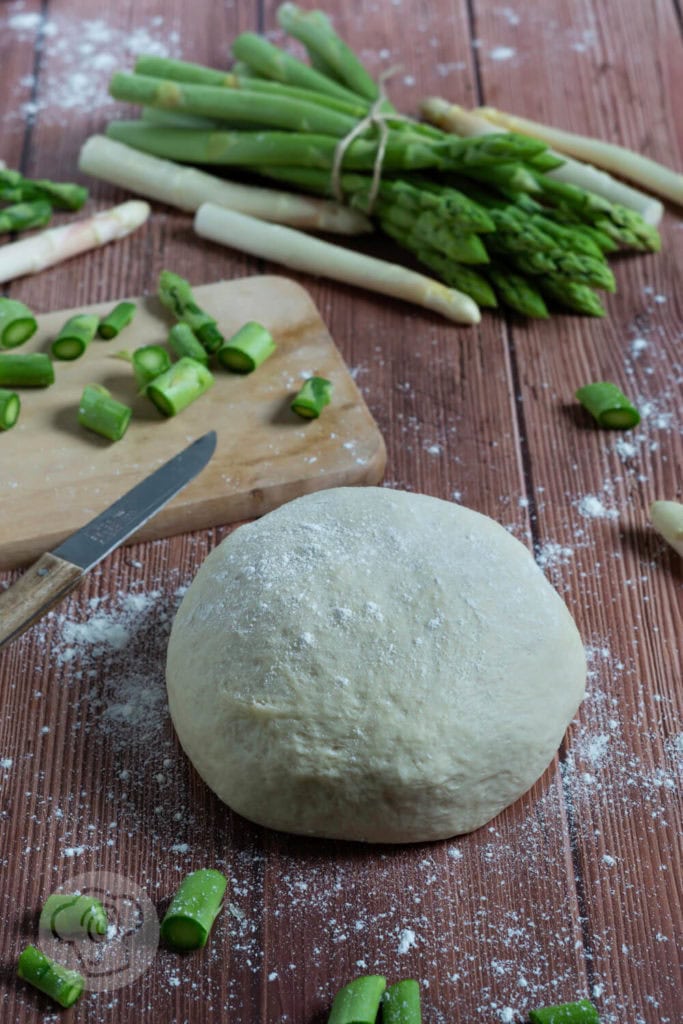 Pizza Bianca mit Spargel 2 Rezept zum Backen. Diese Pizza Bianca mit Spargel musst du unbedingt ausprobieren. Sie ist eine tolle Alternative zur normalen Pizza und mit meinem Rezept für den perfekten Pizzateig ist das Arbeiten mit Hefeteig kein Problem mehr. Küchentraum & Purzelbaum