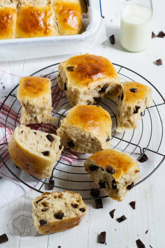 Schokobrötchen aus Hefeteig 2 Dänische Schokobrötchen aus Hefeteig auf einem Rost. Im Hintergrund eine Flasche Milch und noch mehr Brötchen.