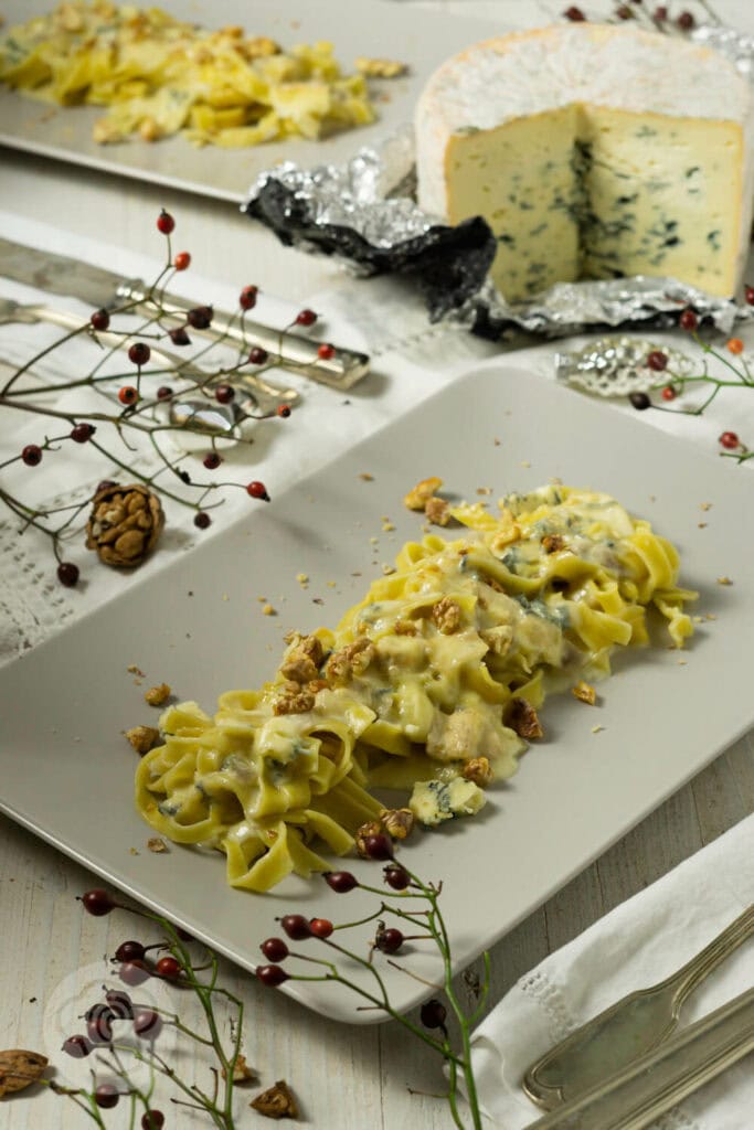 Safran Nudeln mit Blauschimmelkäse Soße 2 Safran Nudeln mit Blauschimmelkäse Sauce auf einem Teller