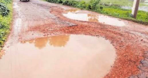 সড়ক ভোগান্তিতে লাখো মানুষ